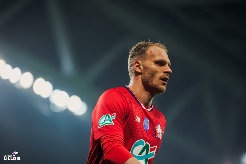 Les Déboires Disciplinaires de Mitchel Bakker et la Défaite Surprise du LOSC face à Le Havre AC